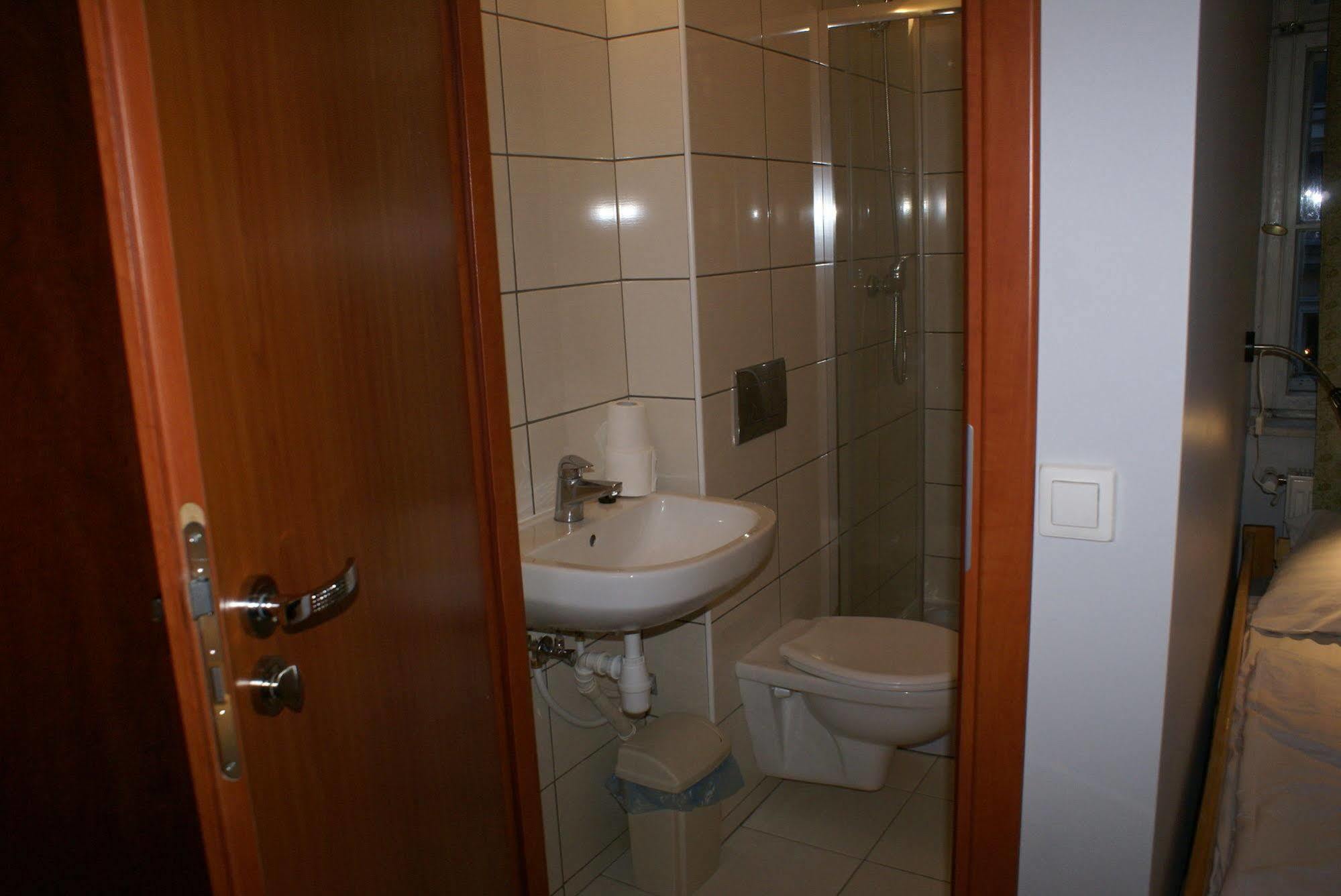Frolic Goats Hostel Poznań Buitenkant foto